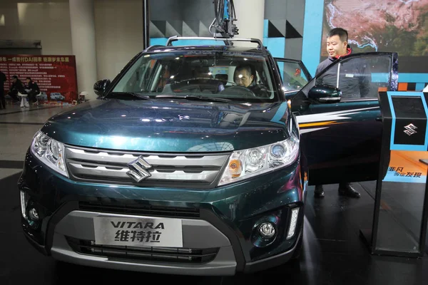 Visiteur Teste Une Voiture Vitara Suzuki Motor Corp Lors Une — Photo