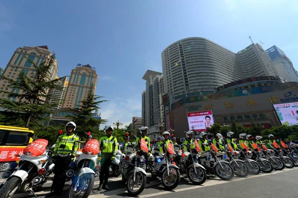 Funcionarios Policía Tránsito Auxiliares Chinos Posan Con Motocicletas Durante Evento — Foto de Stock