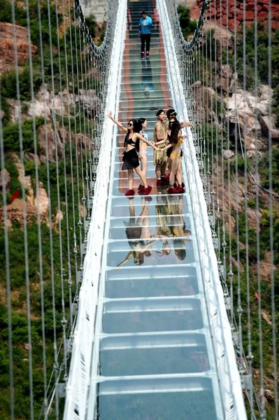 Chińskich Piękności Bikini Pozować Moście Szkła Wan Shan Grand Canyon — Zdjęcie stockowe