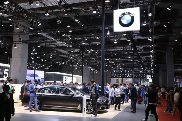 Pessoas Visitam Stand Bmw Durante Xvii Exposição Internacional Indústria Automóvel — Fotografia de Stock