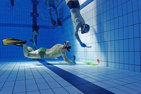 この日付の写真では 水中ホッケーチームのメンバーが 中国の上海のプールでトレーニングセッションに参加しています — ストック写真