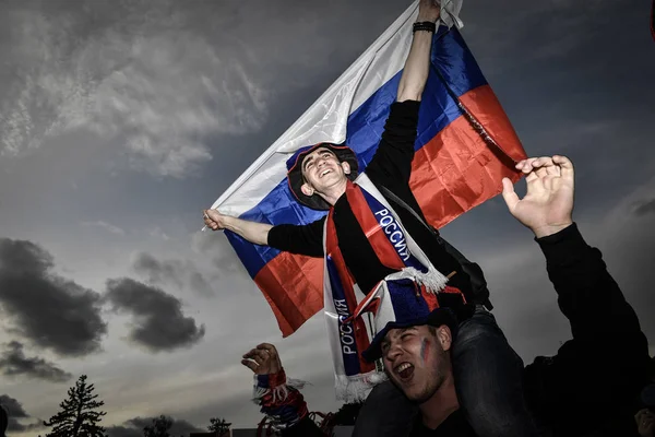 Fanoušci Křičet Mávat Vlajky Oslavu Porážce Rusko Saúdská Arábie Zápase — Stock fotografie