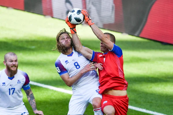 Birkir Bjarnason Centro Goleiro Hannes Halldorsson Islândia Disputam Bola Contra — Fotografia de Stock