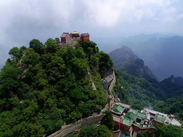 霧や雲 2018 日中国中央部の湖北省十堰市に囲まれた武当山 武当山や Wudangshan の空撮 — ストック写真