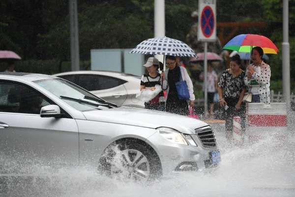 Ένα Αυτοκίνητο Οδηγεί Πλημμυρισμένο Δρόμο Που Προκαλείται Από Βαριά Νεροποντή — Φωτογραφία Αρχείου