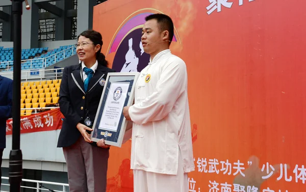 Maestro Kungfu Posa Con Certificado Guinness World Record Para Lección — Foto de Stock