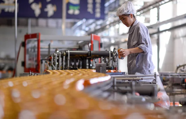 Ein Chinesischer Arbeiter Überprüft Die Produktion Von Dosen Mit Orangefarbenem — Stockfoto