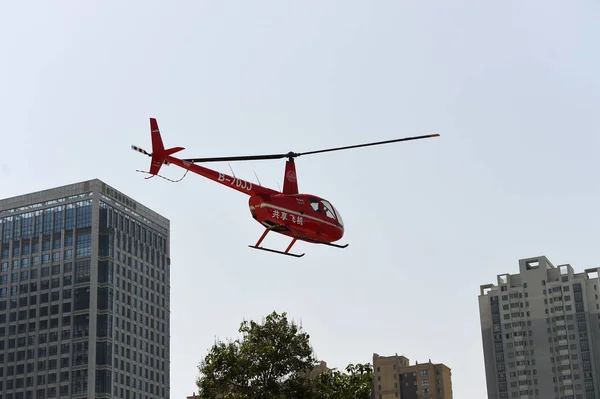 Посетители Могут Совершить Совместный Полет Вертолете Robinson R44 Время Третьей — стоковое фото