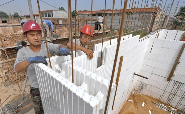Chińskich Pracowników Używać Styropian Eps Pianki Budowy Domów Wiosce Beiyuan — Zdjęcie stockowe