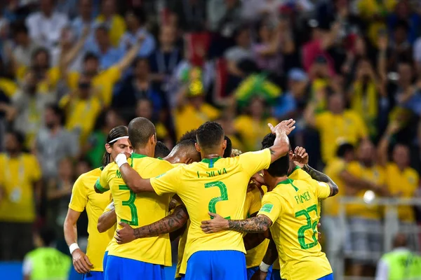 Giocatori Del Brasile Festeggiano Dopo Che Paulinho Segnato Gol Contro — Foto Stock