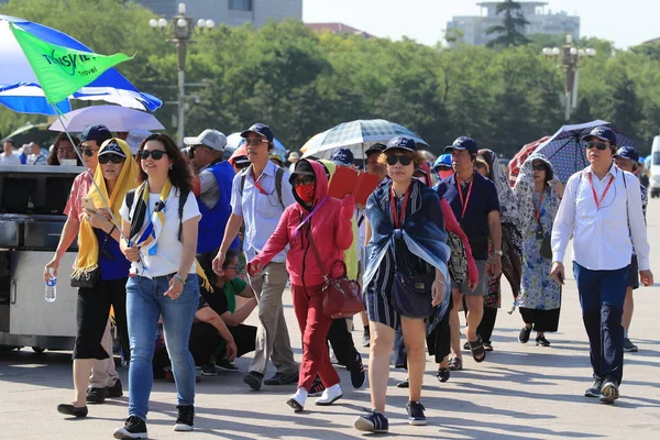 Turisti Che Indossano Cappelli Occhiali Sole Proteggono Dal Sole Cocente — Foto Stock