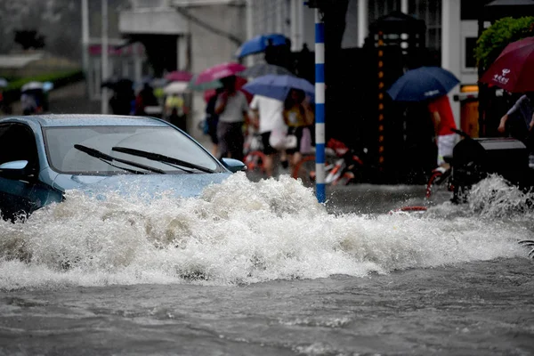 Egy Autót Vezet Keresztül Árvízi Okozta Typhoon Ampil Tianjin Kína — Stock Fotó