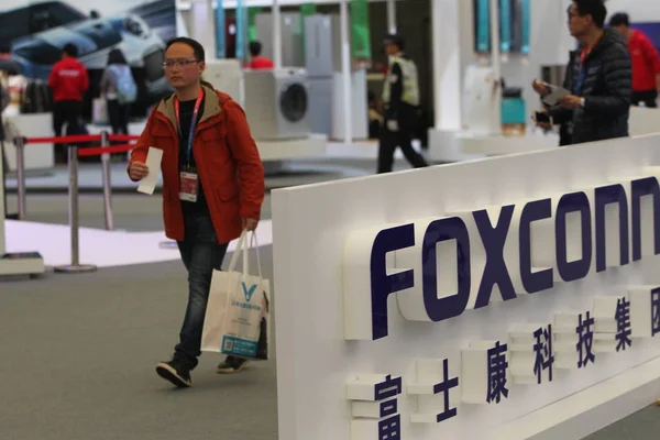 Visitatore Passa Davanti Allo Stand Foxconn Durante Una Mostra Shanghai — Foto Stock