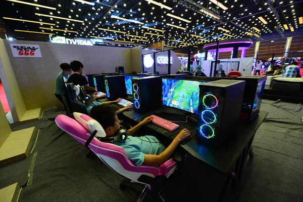 Pessoas Experimentam Produtos Esports Durante China Internet Gaming 2018 Cig — Fotografia de Stock