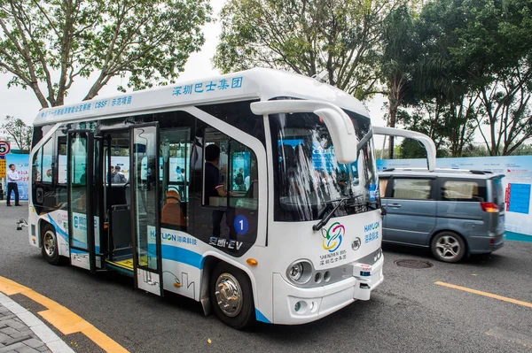 Representa Autobús Inteligente Alphabus Con Tecnología Autobús Autónomo Una Base —  Fotos de Stock