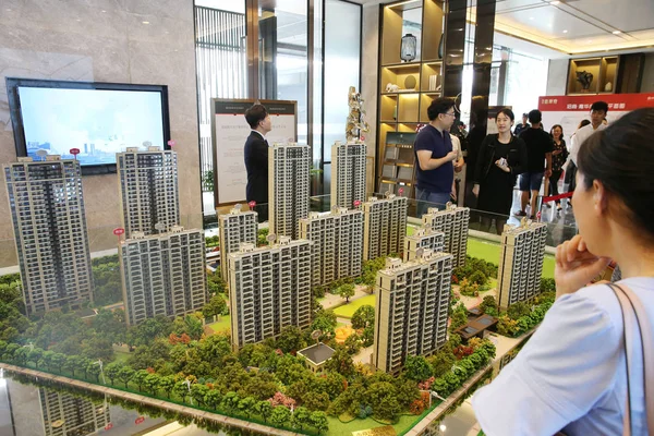 2018年6月14日 中国江苏省南通市一个房地产项目销售中心 中国购房者查看住宅公寓楼模型 — 图库照片