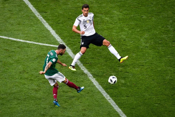 Miguel Layun México Esquerda Atira Contra Mats Hummels Alemanha Seu — Fotografia de Stock