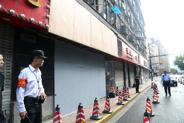 Los Guardias Seguridad Instalaron Área Acordonada Frente Tienda Recuerdos Después — Foto de Stock