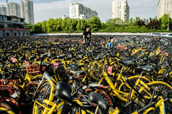 Verlaten Fietsen Van Chinese Fiets Sharing Diensten Zijn Opgestapeld Een — Stockfoto