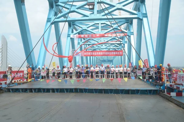 Κινέζων Εργατών Γιορτάσουμε Μετά Δύο Τμήματα Της Xinyang Σιδηροδρομική Γέφυρα — Φωτογραφία Αρχείου