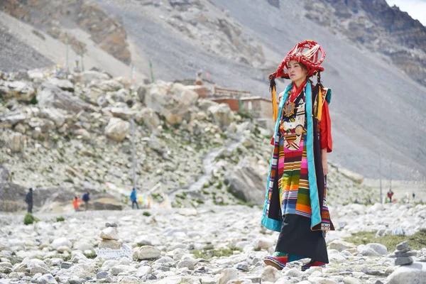 Modelo Presenta Una Nueva Creación Del Traje Tibetano Tradicional Durante —  Fotos de Stock