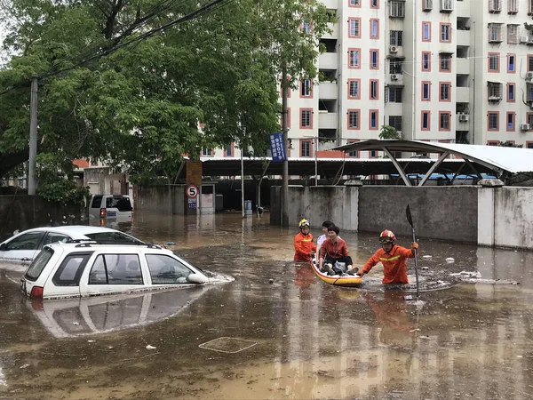 中国では 同州の福建省 厦門市 の豪雨による浸水地から地元住民を避難させる中国の救援隊 7月2018 — ストック写真