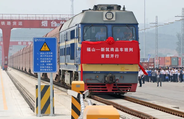 Első Vasúti Tehervonat Szállító Haszongépjárművek Képen Előtt Indul Jih Nan — Stock Fotó