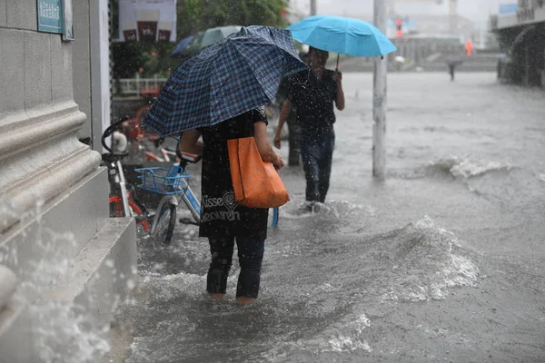 Çin Tianjin Kentinde Şiddetli Yağmur Fırtınasının Neden Olduğu Basmış Yolda — Stok fotoğraf
