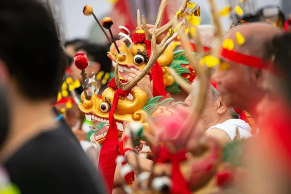 Performer Führen Einen Betrunkenen Drachentanz Während Des Drachenfestes Zum Geburtstag — Stockfoto