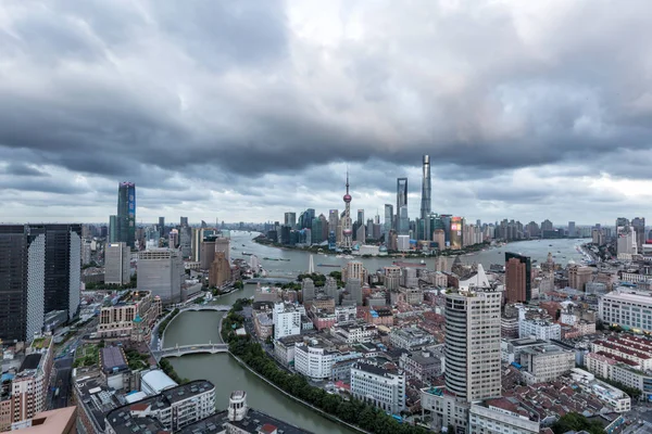 黄浦江と 東方明珠テレビタワー 左背が高い 上海タワー右の陸家嘴金融街のスカイラインで最も高い 上海世界金融センター センター高い 金茂タワー 他の高層ビルと高 — ストック写真