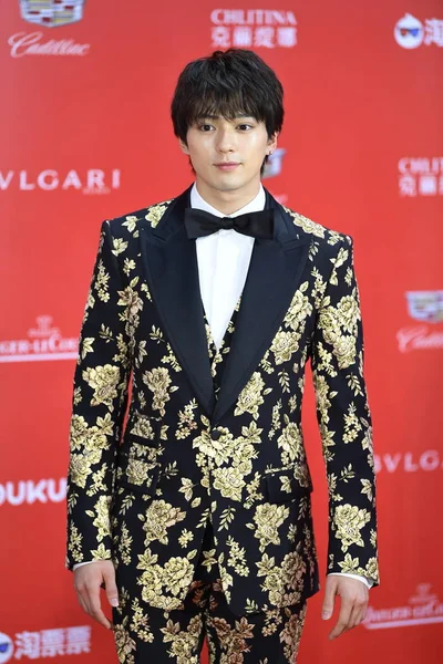 Actor Japonés Estadounidense Mackenyu Arata Posa Mientras Llega Alfombra Roja — Foto de Stock