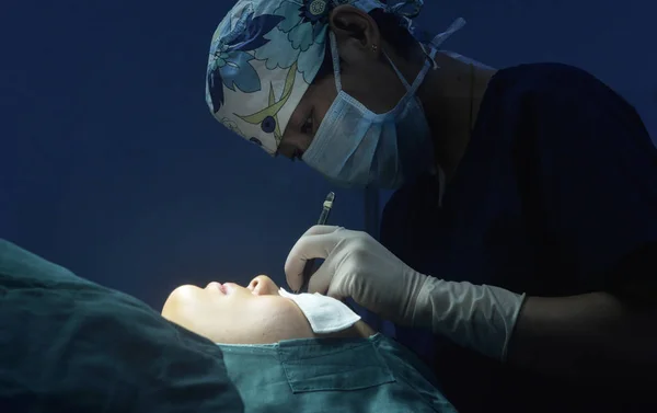 Ένας Γιατρός Εκτελεί Μια Αισθητική Χειρουργική Επέμβαση Στα Μάτια Ενός — Φωτογραφία Αρχείου