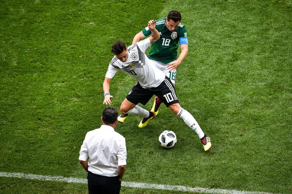 Mesut Ozil Oezil Alemanha Frente Desafia Andres Guardado México Seu — Fotografia de Stock