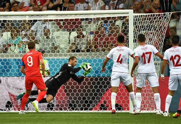 Harry Kane Inglaterra Esquerda Joga Pênalti Contra Goleiro Mouez Hassen — Fotografia de Stock