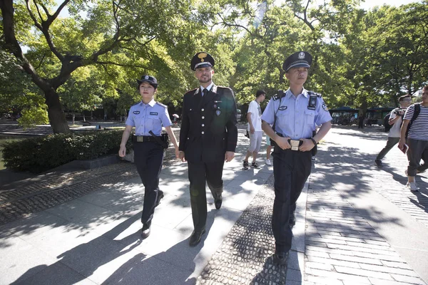 Een Italiaanse Politieagent Voert Gezamenlijke Patrouilles Met Chinese Politieagenten Promenade — Stockfoto