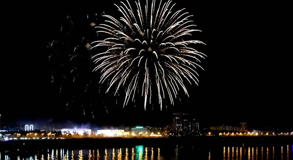 Los Fuegos Artificiales Iluminan Cielo Nocturno Sobre Blagoveshchensk Rusia Para — Foto de Stock