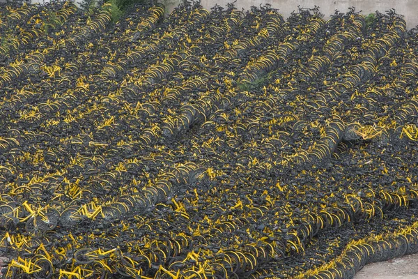 Cyklar Kinesiska Cykel Sharing Service Ofo Staplas Ett Öppet Utrymme — Stockfoto