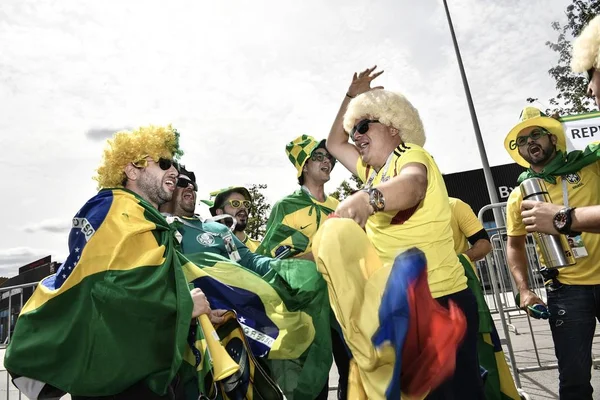 Los Aficionados Brasileños Reúnen Fuera Del Estadio Luzhniki Antes Del — Foto de Stock