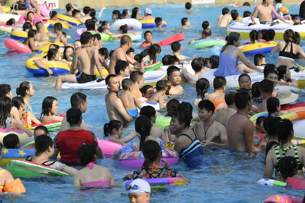 Китайские Отдыхающие Толпятся Аквапарке Остыть Жаркий День Чунцине Китай Июля — стоковое фото