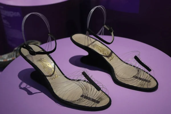 신발은 비판적으로 전시회 쾌락과 빅토리아와 앨버트 박물관 베이징 2018 — 스톡 사진
