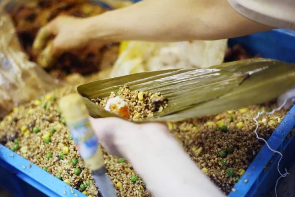 2018年6月12日 上海で開催される食品ブランドのワークショップで 中国人労働者が 中国の伝統的なドラゴンボートフェスティバル 中国語のドゥアンウ のために 大きなもち米餃子の一種であるゾンジを作ります — ストック写真
