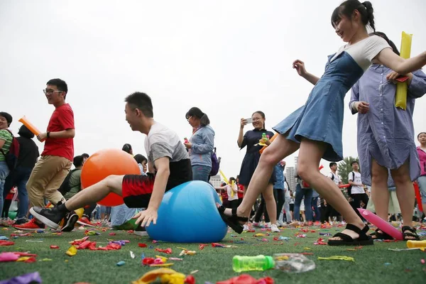 Senior Middelbare Scholieren Verlichten Stress Door Smashing Ballonnen Voor 2018 — Stockfoto