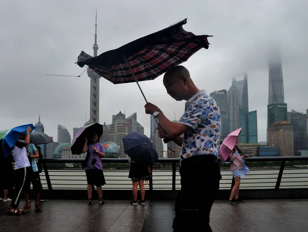 Egy Turista Árnyékolás Magát Egy Esernyőt Braves Erős Szél Heves — Stock Fotó