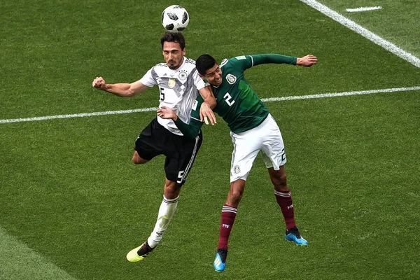 Hugo Ayala Mexikó Jobb Kihívás Mats Hummels Németország Csoport Mérkőzésen — Stock Fotó