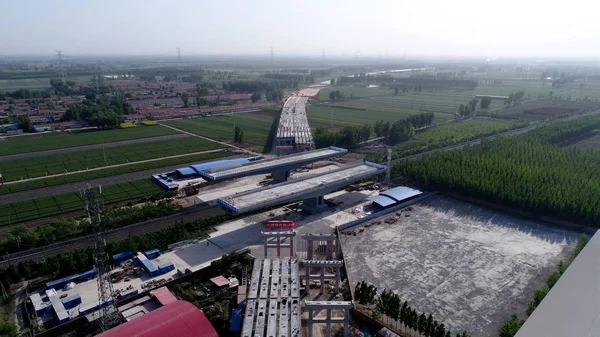 400 トンの重量を量る つの桁橋は Yutian 玉田県 唐山市 中国北部の河北省 Provinc 北京秦皇島高速道路部の高架橋を形成する北京 ハルビン市鉄道上 — ストック写真