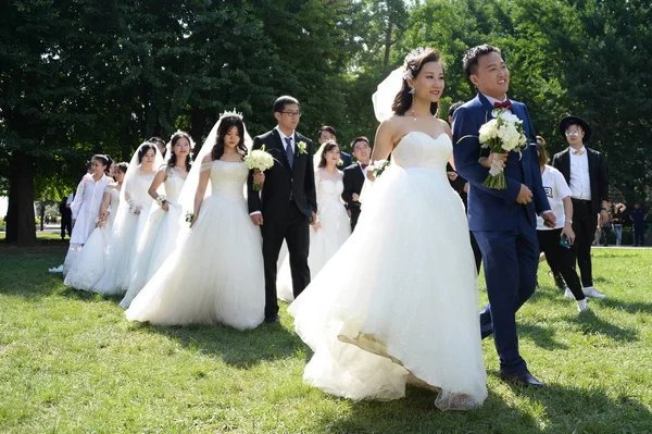 Coppie Post Laurea Partecipano Una Cerimonia Matrimonio Gruppo Presso Istituto — Foto Stock