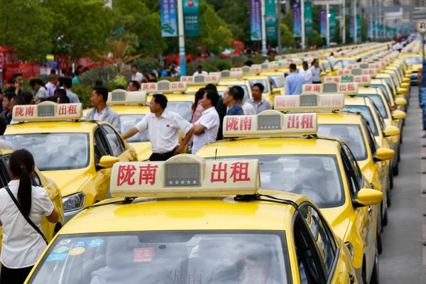 Los Taxis Están Alineados Una Calle Fuera Sitio Examen Mientras — Foto de Stock