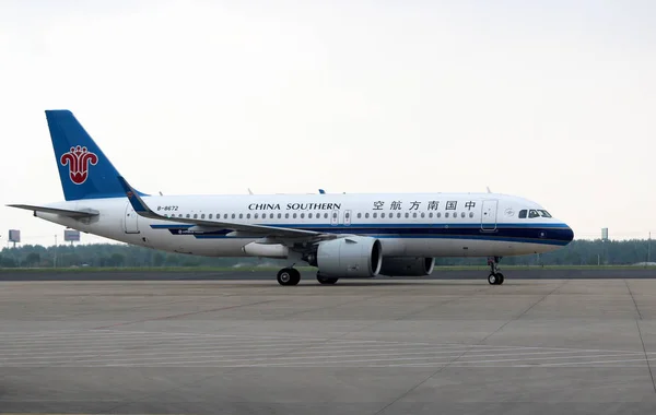 Egy Sugárhajtású Repülőgép China Southern Airlines Taxik Changzhou Benniu Repülőtéren — Stock Fotó