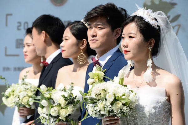 Las Parejas Posgraduados Participan Una Ceremonia Boda Grupo Instituto Tecnológico — Foto de Stock