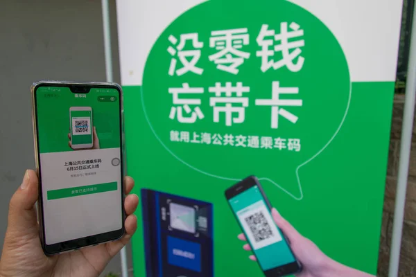 Usuário Celular Chinês Usa Seu Smartphone Para Ter Código Equitação — Fotografia de Stock
